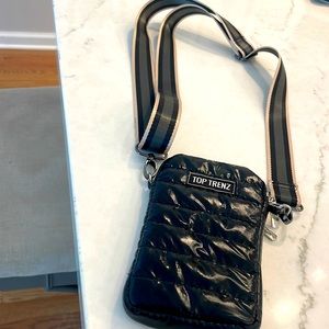 I am selling this phone bag it’s black and the straps are gray and black.